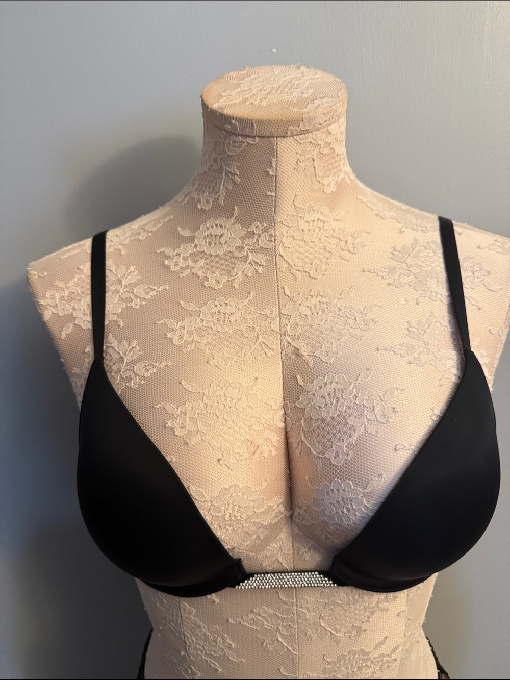 Victoria's Secret Push-Up Bra with Rhinestone Center and elegant
Back Strap 36B